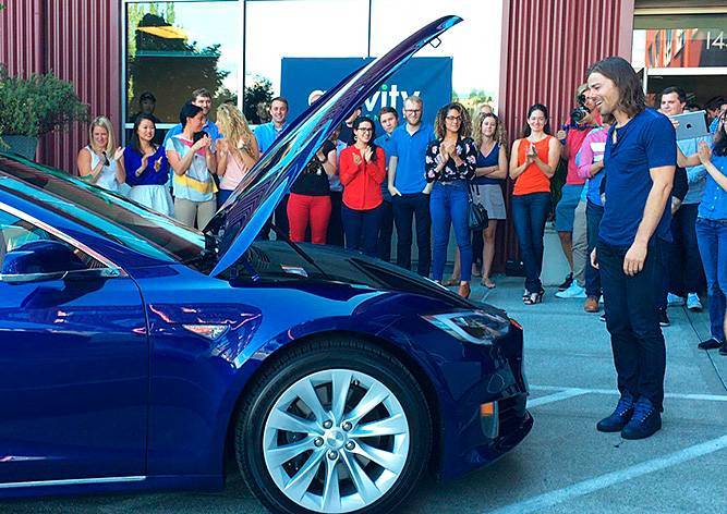 Сотрудники отблагодарили директора машиной Tesla за внезапную прибавку - vinegret.cz - США