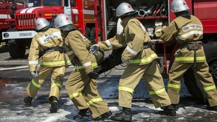В Ленобласти мужчины руками сдвинули машину и освободили проезд пожарным - 5-tv.ru - Ленинградская обл. - Мурино