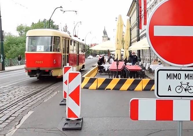 Кафе вместо машин: в Праге частично закрыли Smetanovo nábřeží - vinegret.cz - Чехия - Прага