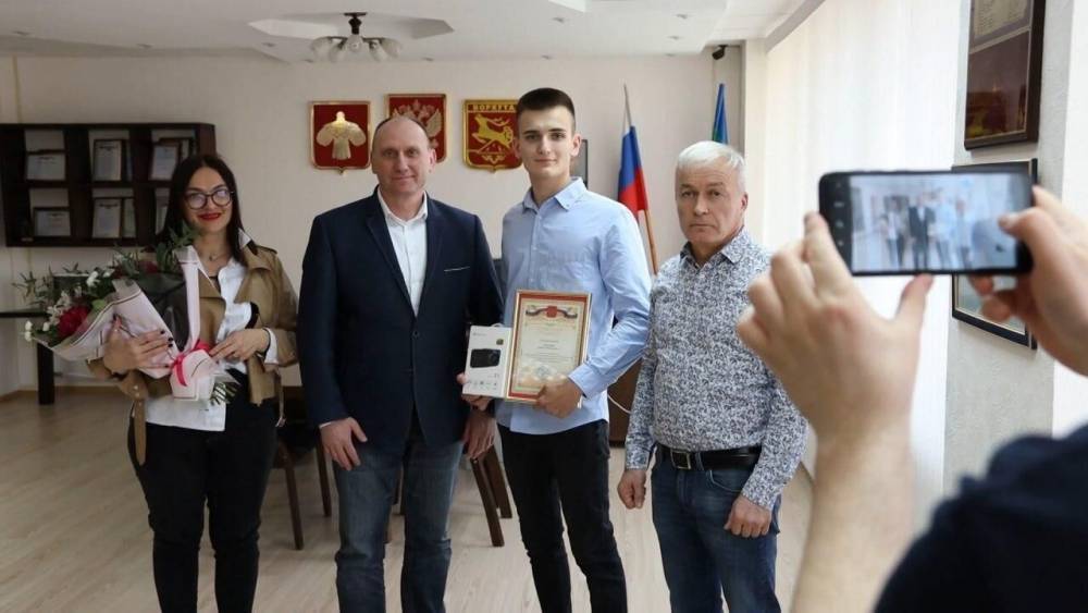 Житель Воркуты преградил своей машиной путь нарушителю, бежавшему от ГИБДД. ФН-ТВ - riafan.ru - Воркуты
