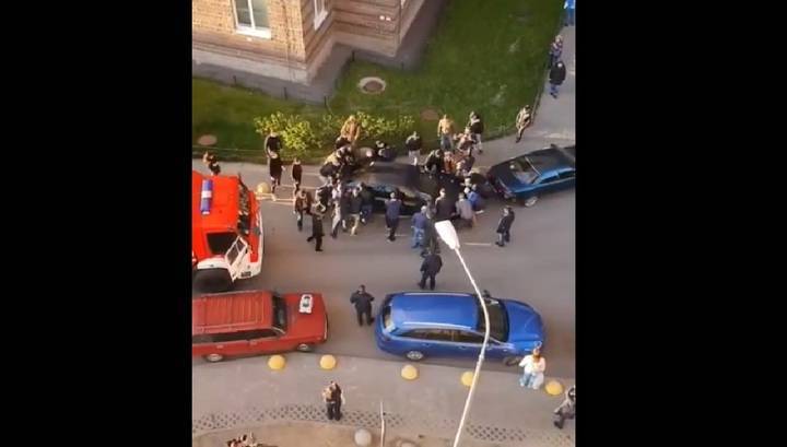 Под Петербургом очевидцы вручную расчистили проезд для пожарных. Видео - vesti.ru - Санкт-Петербург