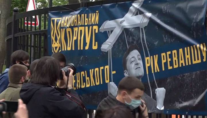 Владимир Зеленский - Андрей Ермак - Противники Зеленского спели гимн под окнами его дома и обклеили забор листовками - vesti.ru - Украина - Киев