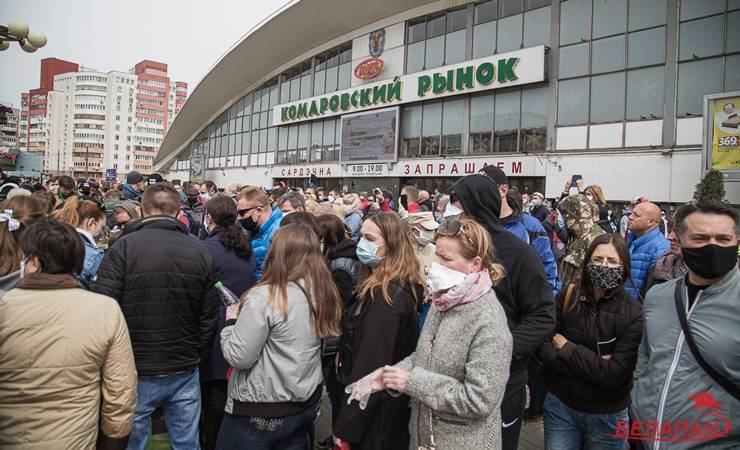 Якуб Колас - Николай Статкевич - Ольга Ковалькова - Сергей Тихановский - Светлана Тихановская - Белорусы стоят в очереди, чтобы подписаться за соперников Лукашенко — фотофакт - gomel.today - Минск