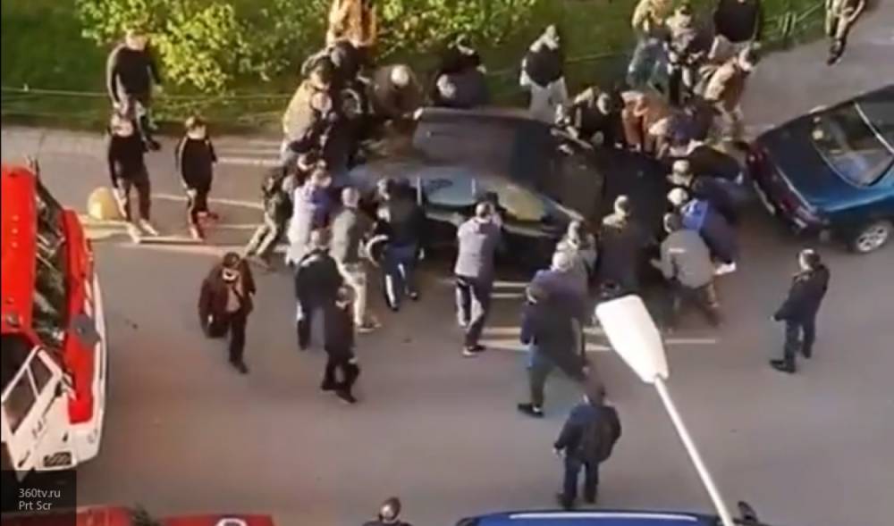 Константин Салаев - Толпа мужчин сдвинула автомобиль с дороги в Мурино, чтобы пропустить пожарных - nation-news.ru - Ленинградская обл. - Мурино