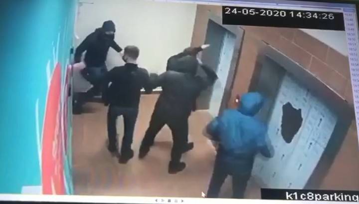 Камера сняла задержание подозреваемых в стрельбе на Каширском шоссе - vesti.ru - Москва