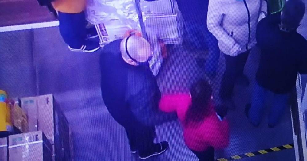 Покупатель накинулся на девушку из-за сдвинутой на подбородок маски - ren.tv - Ярославль