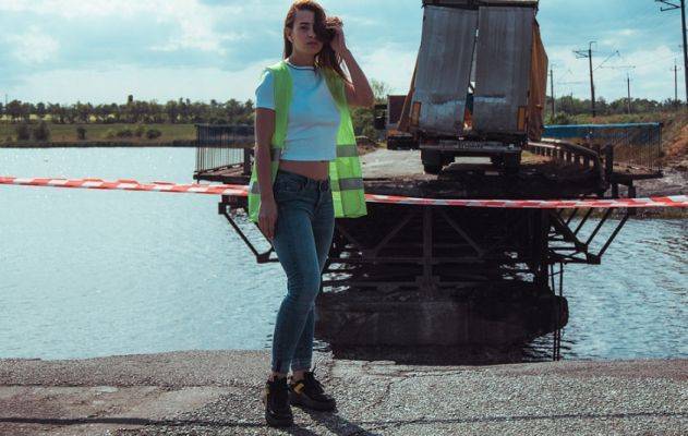 Владимир Зеленский - Борис Филатов - Украинская модель устроила фотосессию на рухнувшем мосту под Никополем - eadaily.com - Днепропетровск - Никополь