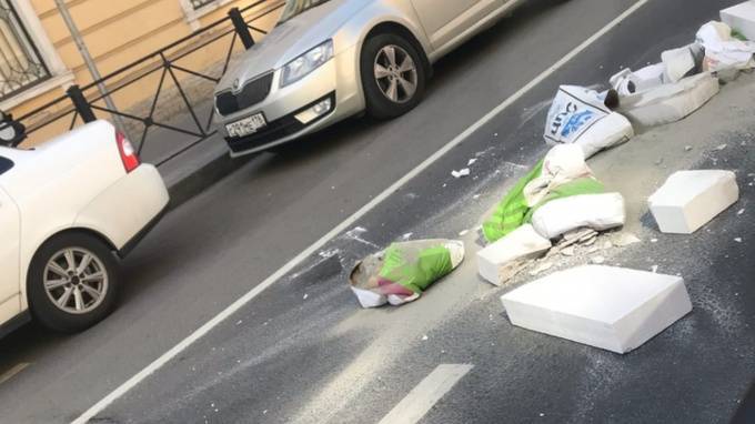 "ГАЗель" завалила проезжую часть Садовой улицы стройматериалами - piter.tv - Санкт-Петербург