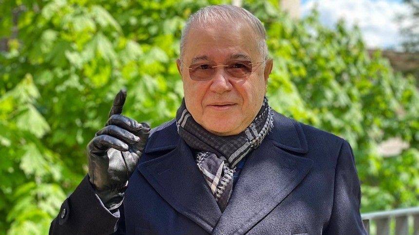 Евгений Петросян - Татьяна Брухунова - Евгений Петросян перестал стесняться стильной молодой жены — семейное фото - 5-tv.ru - РСФСР