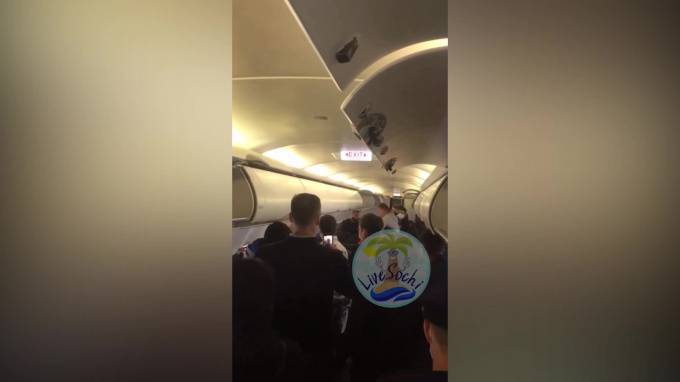 Видео: В Домодедово задержали двух дебоширов, которые устроили драку на борту Сочи - Москва - piter.tv - Москва - Россия - Сочи - ЦФО - Астрахань - Домодедово