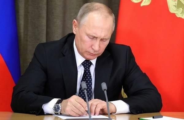 Владимир Путин - Путин разрешил в России выборы через интернет - cnews.ru - Россия