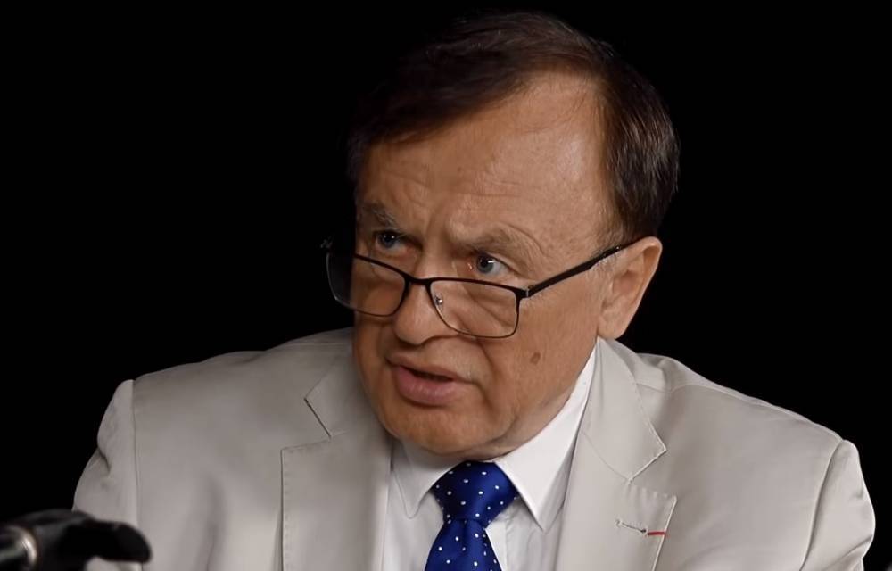 Олег Соколов - Жгучий взгляд и попытки сблизиться: студентки рассказали про историка Соколова в новом фильме - vm.ru