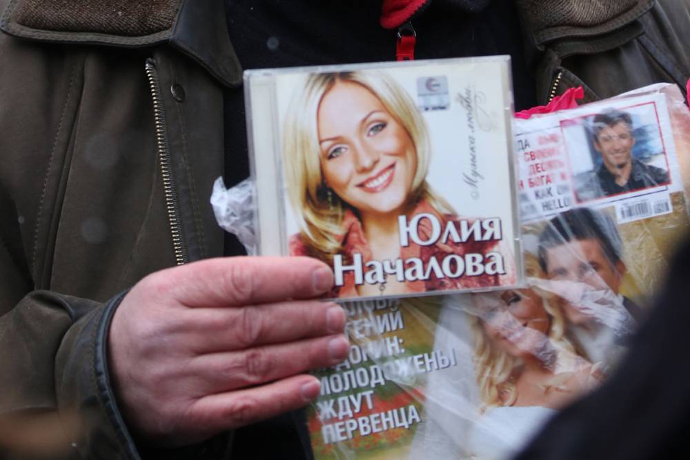 Юлия Началова - На могиле Юлии Началовой установили черный памятник - mk.ru