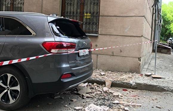Kia Sorento - В Челябинске обвалился фасад здания в центре города. Пострадал автомобиль - znak.com - Челябинская обл. - Челябинск