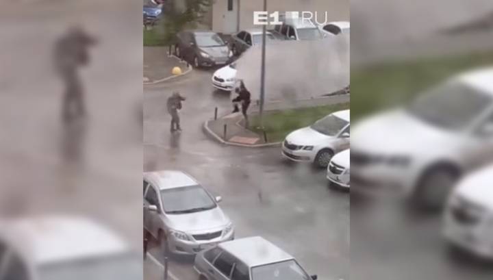 Появилось видео, как ураган на Урале подбросил мужчину и ударил о столб - vesti.ru - Россия - Екатеринбург