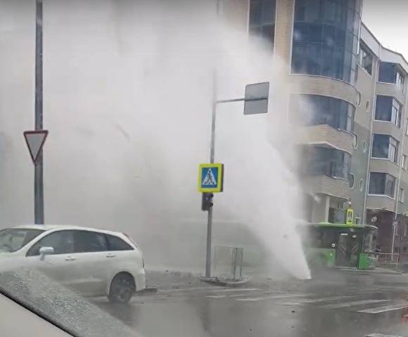В центре Тюмени прорвало теплосети, столб воды поднялся на высоту третьего этажа - znak.com - Тюмень