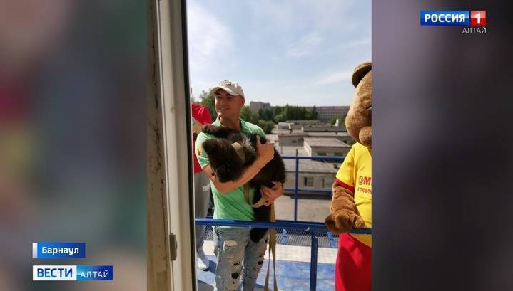 Медвежонок Глаша навестила в больнице детей с коронавирусом. Видео - vesti.ru - респ. Алтай