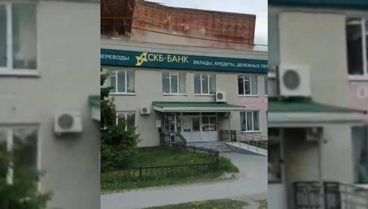 Два человека пали жертвой урагана на Урале - vesti.ru - Свердловская обл.