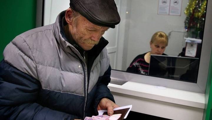 Уралец получил свой первый паспорт в день 70-летия - vesti.ru - Екатеринбург