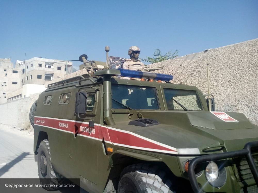 Военная полиция РФ обеспечивает безопасность гражданских авто на трассе М-4 в Сирии - politexpert.net - Россия - Сирия - провинция Ракка