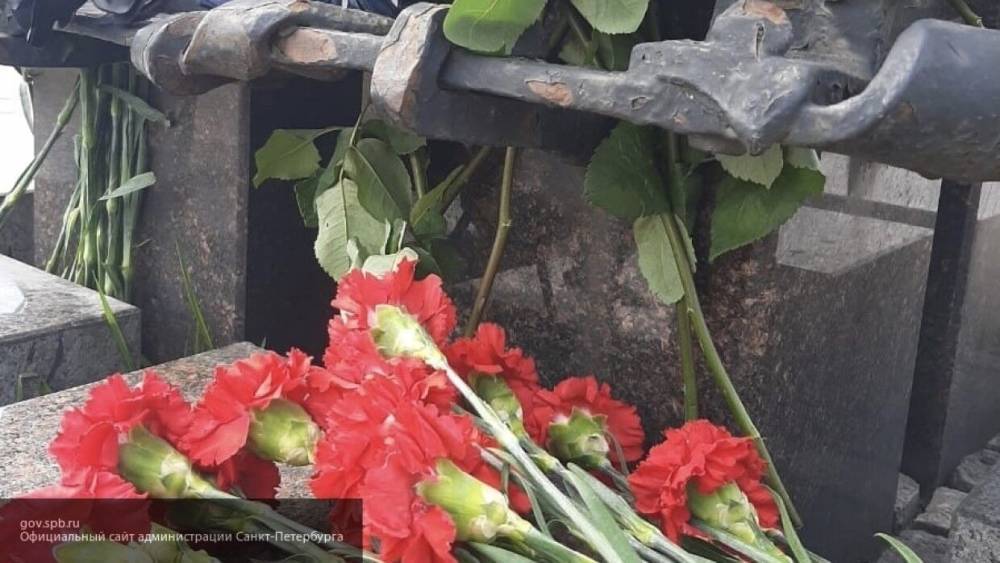 Видео с растоптавшим венки воинам ВОВ вандалом заинтересовало полицию в Подмосковье - polit.info - Московская обл.