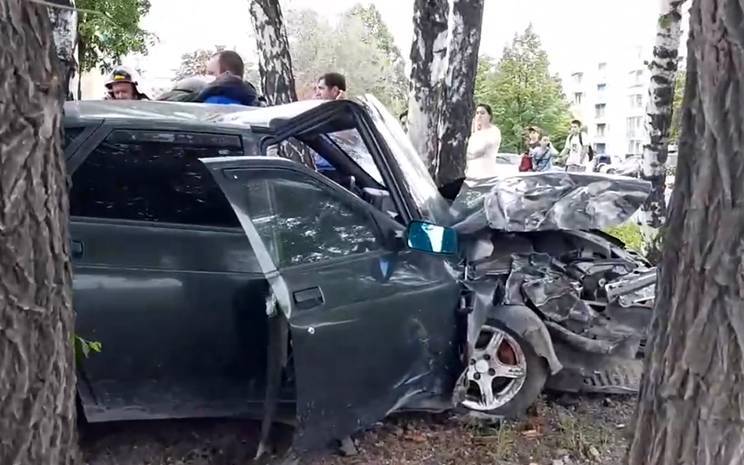В Кузбассе автомобиль врезался в дерево: есть пострадавшие - gazeta.a42.ru - Киселевск