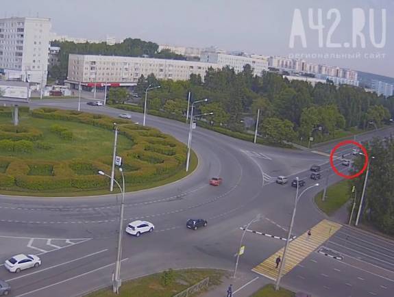 Момент наезда автомобиля на велосипедиста в Кемерове попал на видео - gazeta.a42.ru - Sandero - Кемерово