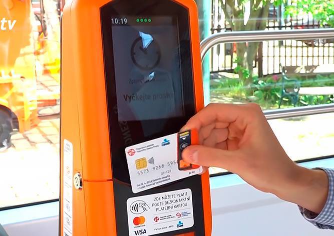 Все трамваи в Праге оснастили билетными терминалами. Они поддерживают Apple Pay - vinegret.cz - Чехия - Прага