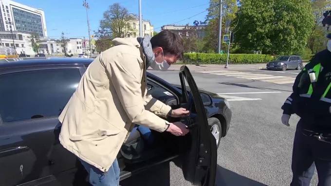В Петербурге выявили более двух тысяч любителей темной тонировки автомобилей - piter.tv - Ленинградская обл. - Санкт-Петербург