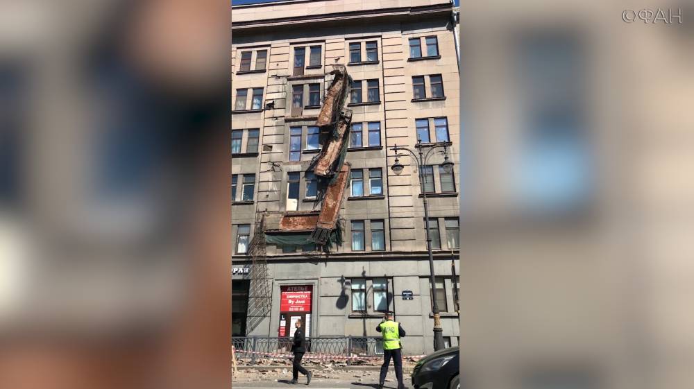 Появилось видео с места обрушения четырех балконов жилого дома в Петербурге - riafan.ru - Россия - Санкт-Петербург