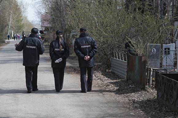 Жительница Челябинска кинулась на полицейского, который требовал от ее мужа надеть маску - znak.com - Челябинская обл. - Челябинск - район Калининский