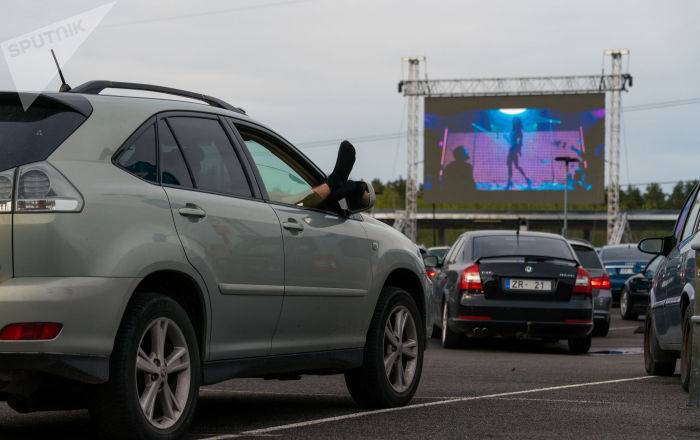 Первый киносеанс коронавирусной эпохи в Риге: под открытым небом, на своих авто - lv.sputniknews.ru - Рига