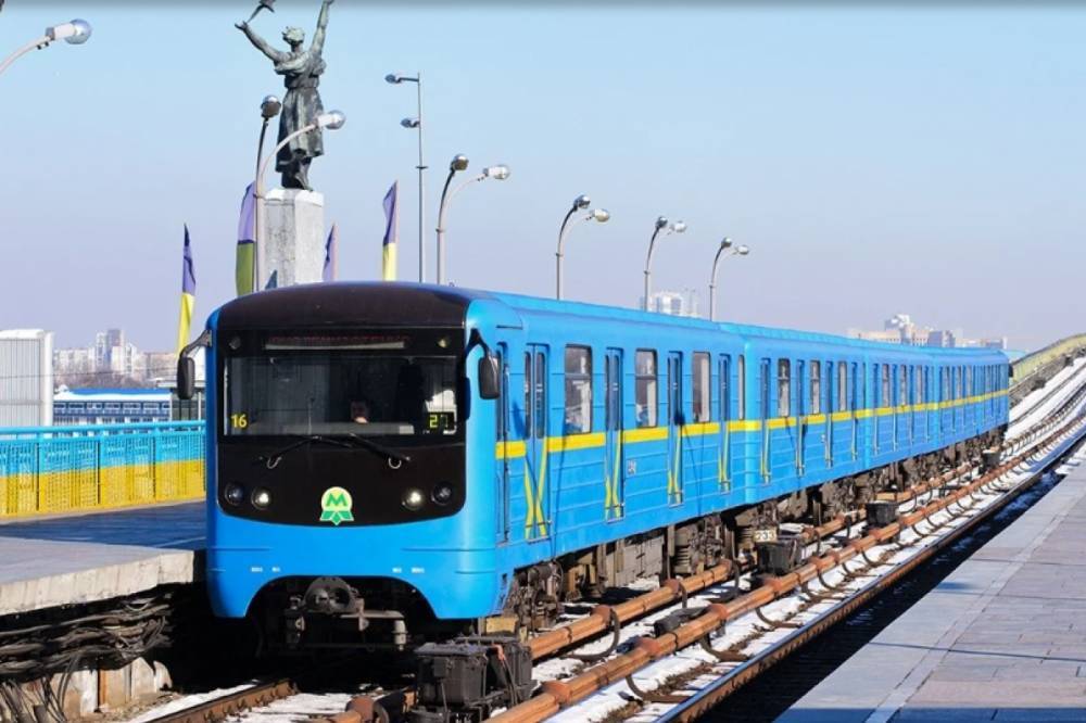 В первый день работы метро киевлянин пытался прыгнуть с моста на "Днепре" - vkcyprus.com - Киев