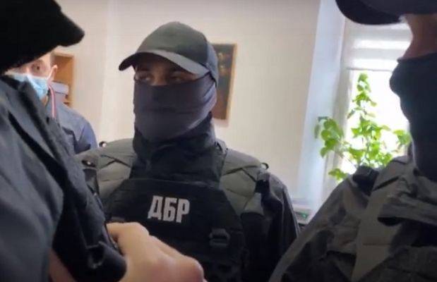 Иван Гончар - В Киеве агенты ГБР взломали дверь музея, прорываясь к картинам Порошенко - eadaily.com - Украина - Киев