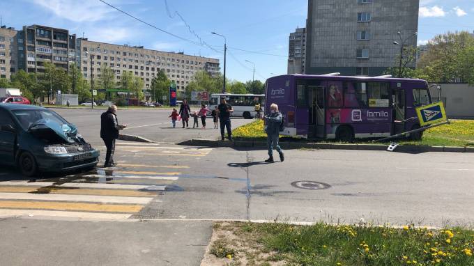 Маршрутка вылетела на газон после жесткой "встречи" с иномаркой в Невском районе - piter.tv