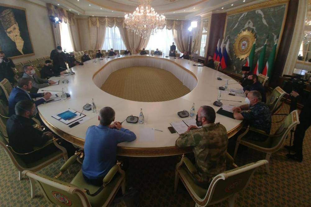 Рамзан Кадыров - Кадыров поделился фото с совещания после того, как в СМИ заговорили о его инфицировании COVID-19 - vkcyprus.com - респ. Чечня