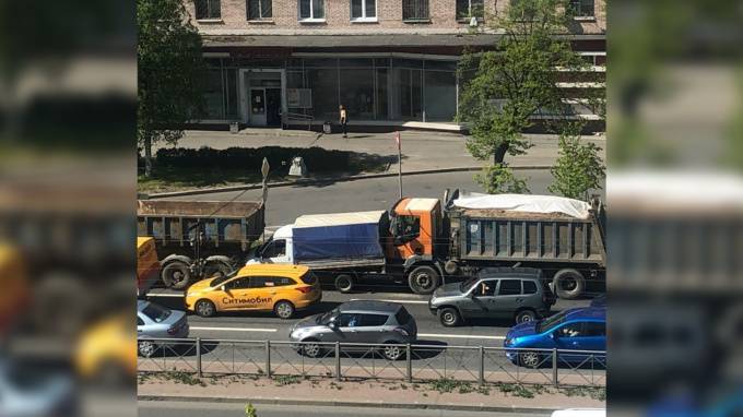Три грузовика на Народной улице собрались в мятый "паровозик" - piter.tv - Санкт-Петербург