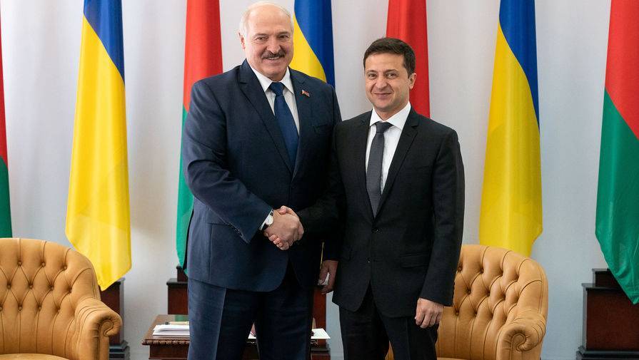 Владимир Зеленский - Александр Лукашенко - Владимир Макей - Игорь Кизим - Зеленский подарил Лукашенко вышиванку - gazeta.ru - Украина - Молдавия - Белоруссия