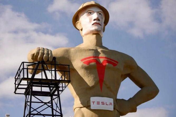 Илон Маск - Илон Маск - В Оклахоме трансформировали 22-метровую статую в Илона Макса, чтобы убедить его построить там завод Tesla - usa.one - США - штат Оклахома - Талс