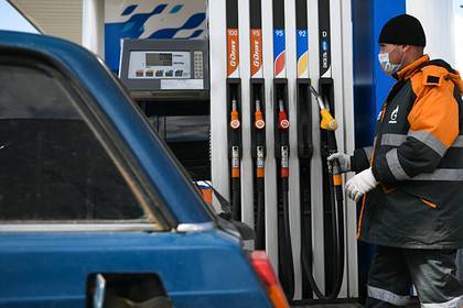 В России упали цены на бензин - lenta.ru - Москва - Россия - Санкт-Петербург - Алтайский край - респ.Тыва