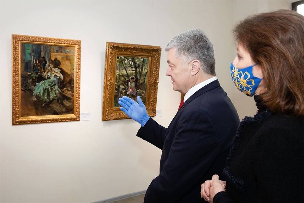 Петр Порошенко - Иван Гончар - В Киеве обыскали музей с картинами Порошенко - tvc.ru - Украина - Киев