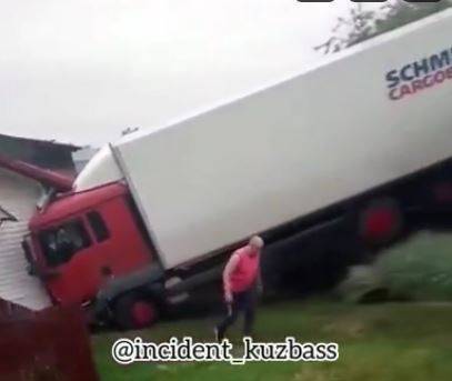 Появились подробности ДТП с грузовым автомобилем, врезавшемся в дом в Кузбассе - gazeta.a42.ru - Sandero - Мариинск