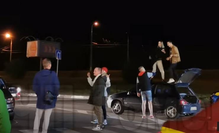 Пьют, шумят, танцуют на машинах и не только. Посмотрите, как по ночам пьяная молодежь развлекается около «Евроопта» на Хатаевича — видео - gomel.today - Гомель