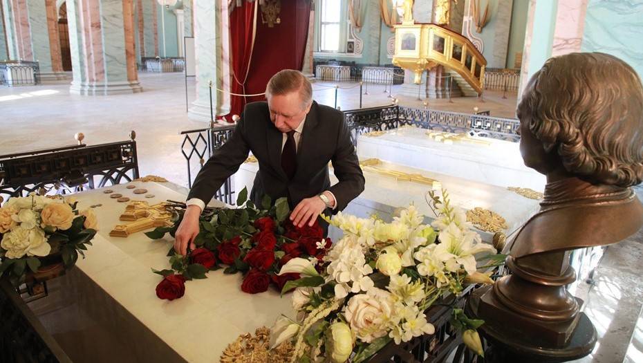 Александр Беглов - Петр Первый - Беглов в День города возложил цветы к могиле Петра Первого - dp.ru - Петербурга