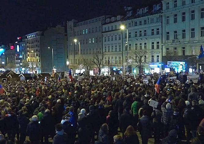 Милош Земан - Тысячи пражан вышли на митинг в поддержку свободы СМИ - vinegret.cz - Прага