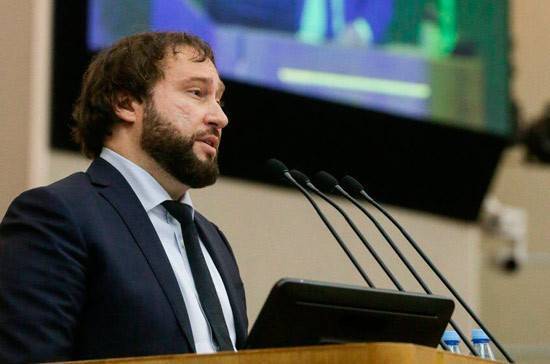 Марк Цукерберг - Антон Горелкин - Горелкин выступил за запрет Facebook рекламной деятельности в России - pnp.ru - Москва - Россия