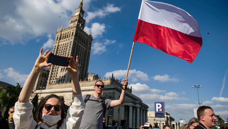 Матеуш Моравецкий - В Польше открываются кинотеатры и бассейны - gazeta.ru - Польша - Ухань