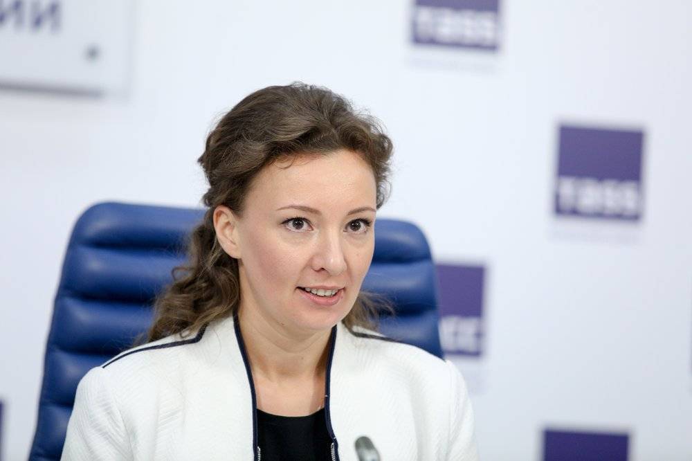 Анна Кузнецова - Анна Кузнецова поддержала распространение выплат на подростков 16 и 17 лет - vm.ru - Россия - Омбудсмен