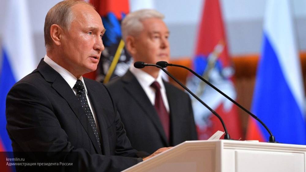 Владимир Путин - Сергей Собянин - Путин попросил Собянина оценить постепенное снятие ограничений в Москве - politros.com - Москва - Россия