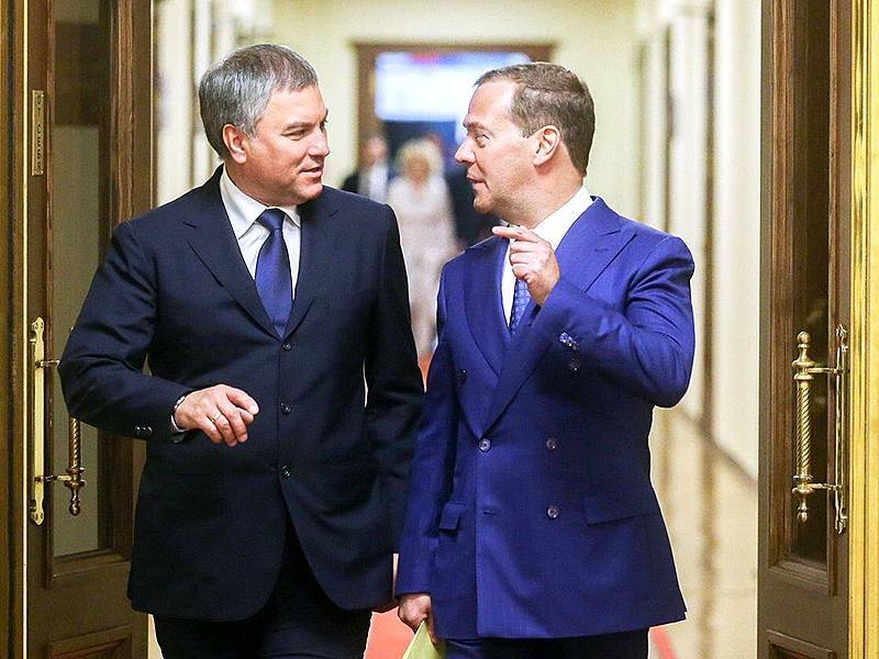 Дмитрий Медведев - Вячеслав Володин - Медведев вместо Володина на посту спикера Думы – утечка или интрига Кириенко? - sobesednik.ru - Россия